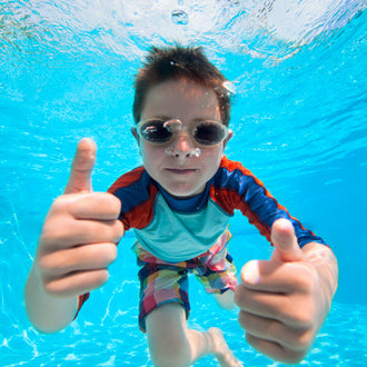 Comment apprendre à nager à un enfant 
